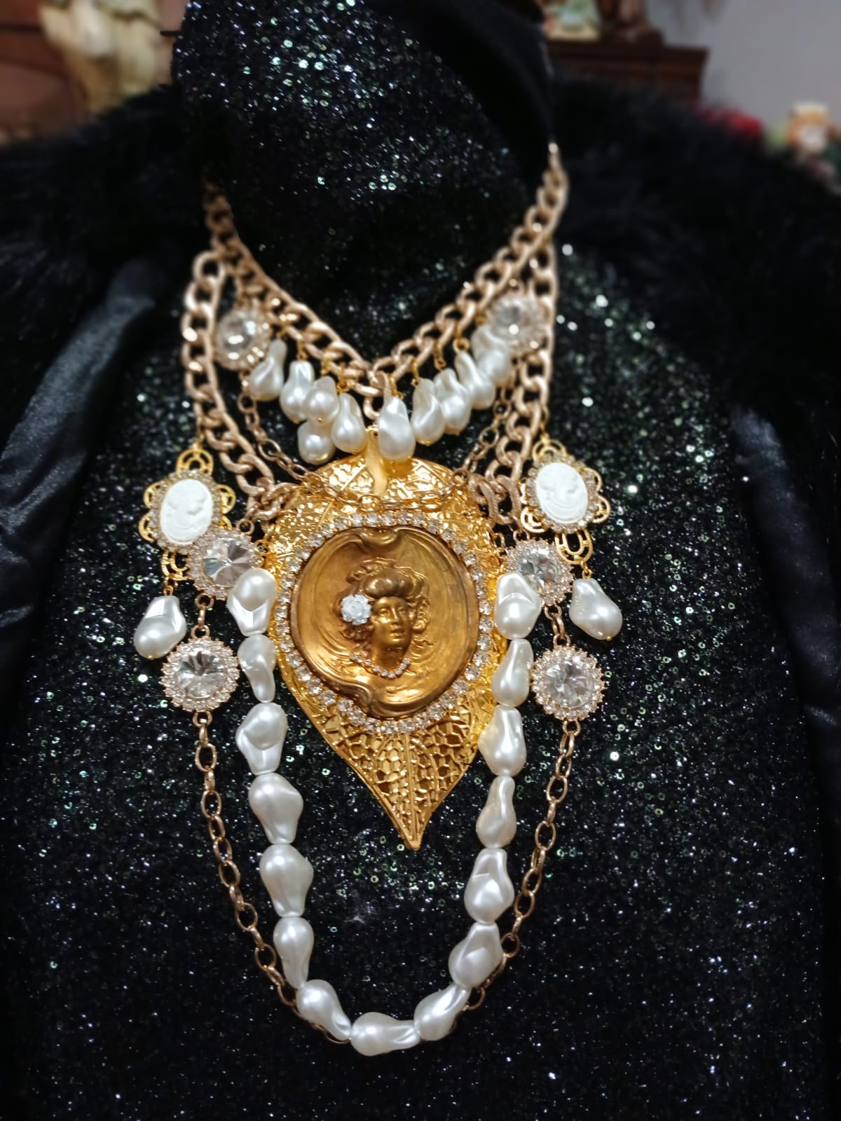Collana con medaglione in ottone